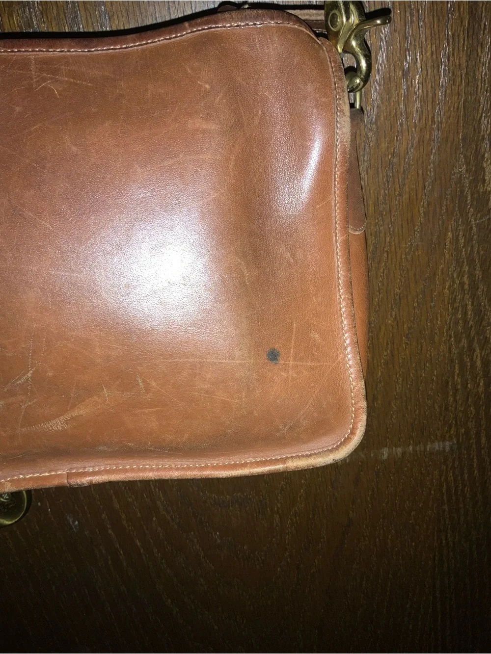 VTG late 70’S Coach Companion Bag Tan Leather 9300. Interior & exterior stains.